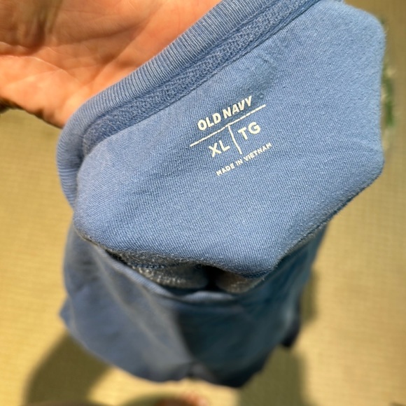 Old Navy Men’s Crewneck - Picture 4 of 4